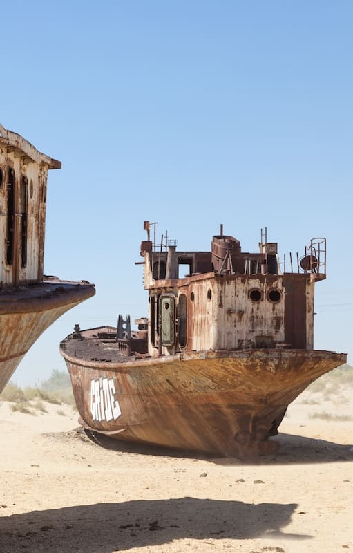 Hoy los restos de los barcos siguen en el desierto