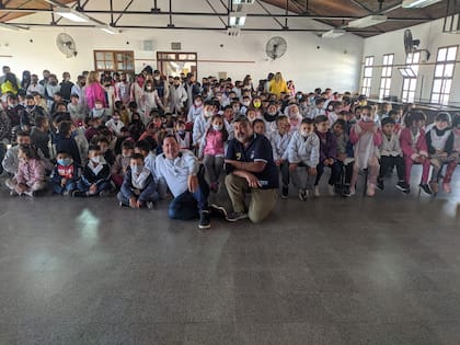 Hoy Luis, junto a colegas del servicio militar, da charlas en escuelas y participa de los actos de la jura de la bandera