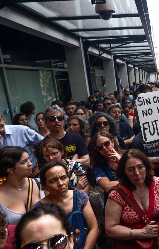 Hoy por la tarde, becarios, investigadores y autoridades del sector Ciencia y Técnica se manifestaron frente al edificio de la Agencia Nacional de Promoción de la Investigación, el Desarrollo Tecnológico y la Innovación (Agencia I+D+i) por lo que catalogaron un "cientificidio" por parte del Ejecutivo nacional