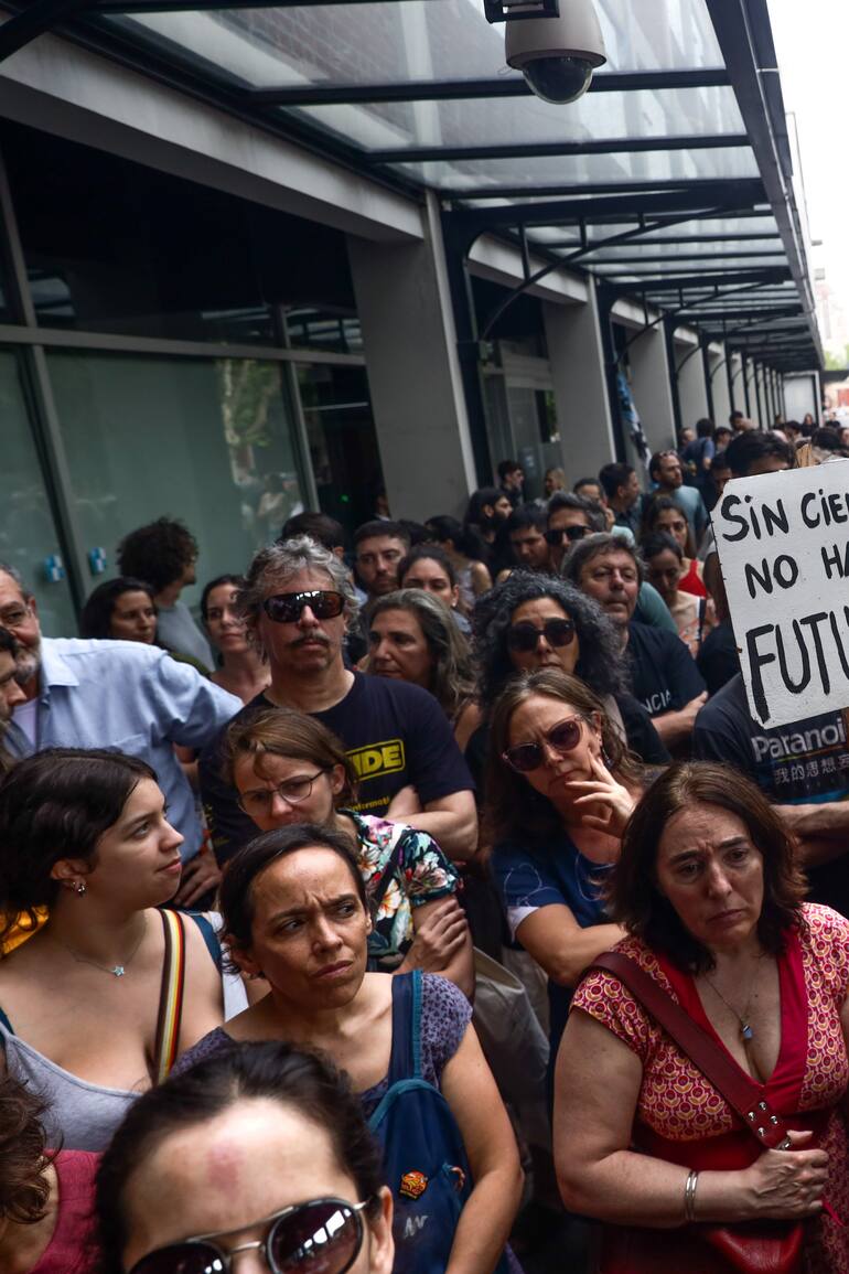 Hoy por la tarde, becarios, investigadores y autoridades del sector Ciencia y Técnica se manifestaron frente al edificio de la Agencia Nacional de Promoción de la Investigación, el Desarrollo Tecnológico y la Innovación (Agencia I+D+i) por lo que catalogaron un "cientificidio" por parte del Ejecutivo nacional