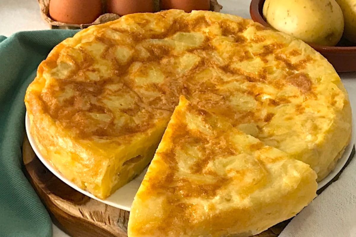 Hoy se festeja en todo el mundo el día del plato con los ingredientes más simples, pero que tiene sus secretos para lograrlo: la señora tortilla de papa.