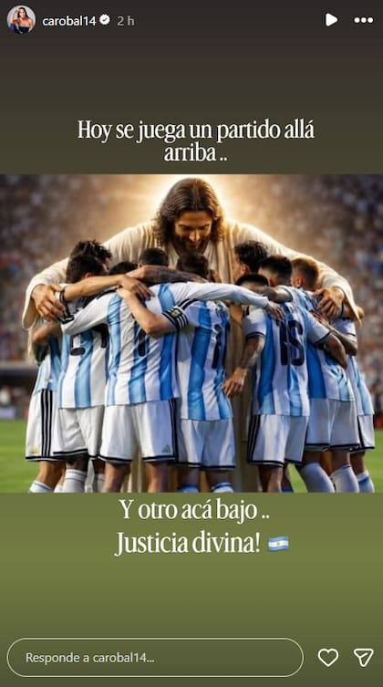 “Hoy se juega un partido allá arriba y otro acá abajo. Justicia divina”, escribió Caro Baldini en una imagen generada con inteligencia artificial (Foto: Instagram/@carobal14)