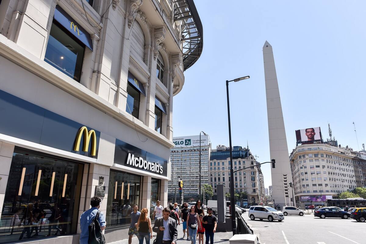 Hoy se reinaugura frente al monumento el local más emblemático de McDonald´s, testigo de hitos culturales, deportivos y sociales