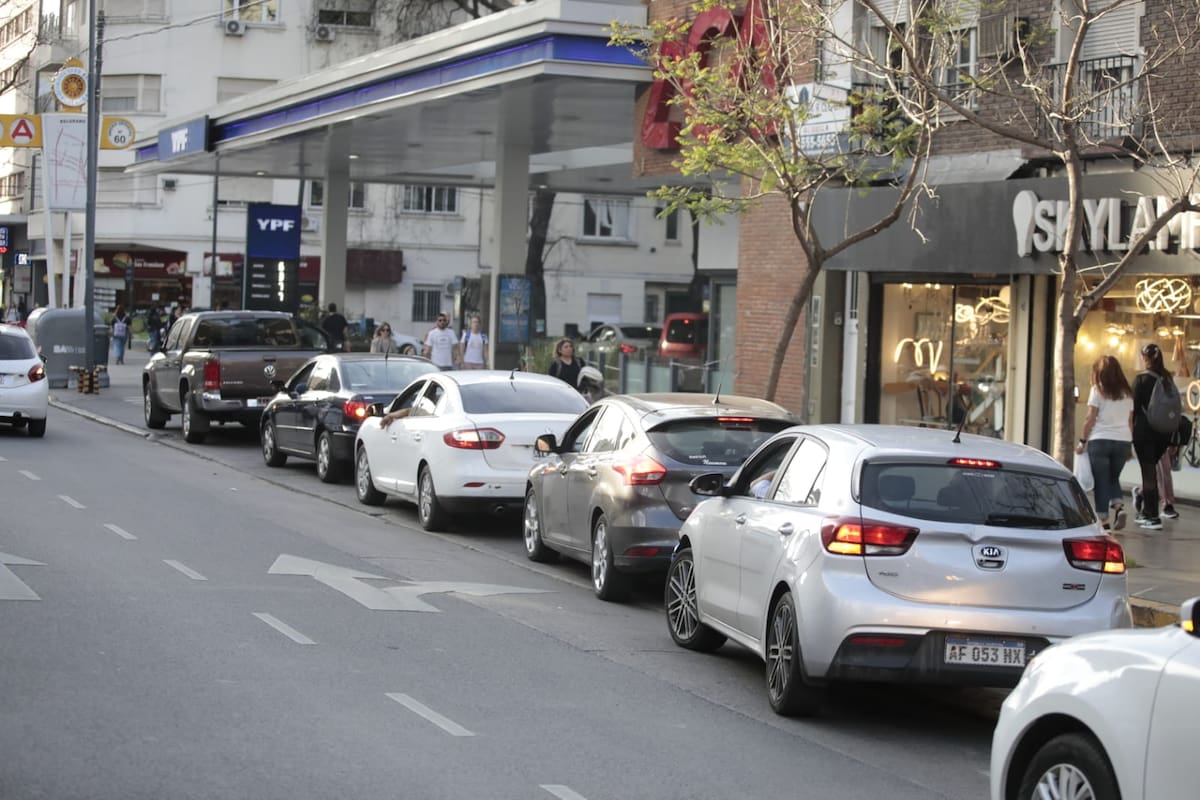 Hoy se vieron largas colas para cargar combustibles, tal como sucedió en una estación de servicio de Avenida Cabildo y Virrey Loreto