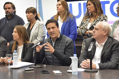 "Hoy sólo hay manipulación del proceso electoral", afirmó Maximiliano Abad, rodeado por los legisladores de Juntos