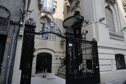 Hoy, solo los hombres pueden acceder a los espacios deportivos de la sede de Viamonte; las mujeres pueden ingresar para participar de actividades “sociales y culturales”