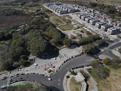 Hoy, tras el relleno, el espigón Plus Ultra pasa desapercibido. A su izquierda se extiende la reserva ecológica, mientras que a su derecha crece la villa Rodrigo Bueno, en proceso de "urbanización"