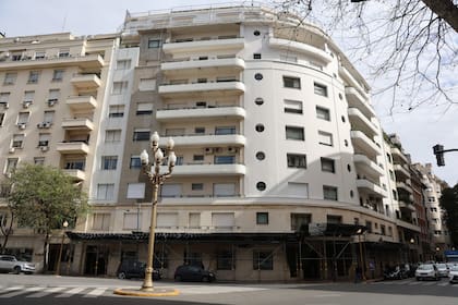 Hoy, un edificio de estilo racionalista ocupa la esquina donde estaba el petit hotel de los Egusquiza
