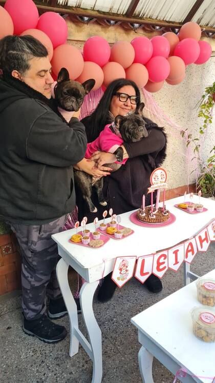 Hoy viven junto a sus dos perras