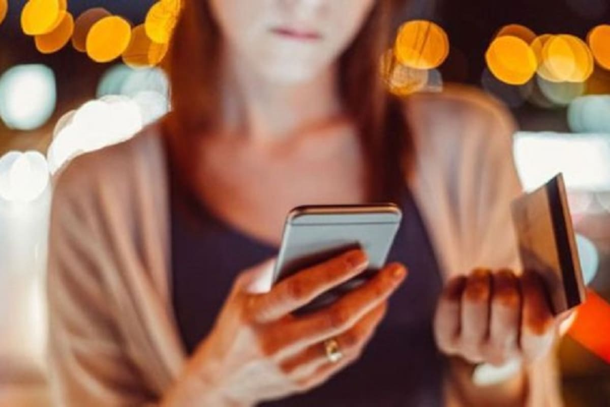 Hoy ya se están empezando a usar celulares para pagar y algunos creen que dentro de poco las tarjetas podrían quedar tan obsoletas como el efectivo.