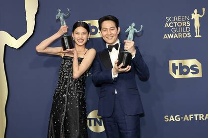 HoYeon Jung y Lee Jung-jae, protagonistas de la serie El juego del calamar, posan con sus premios SAG