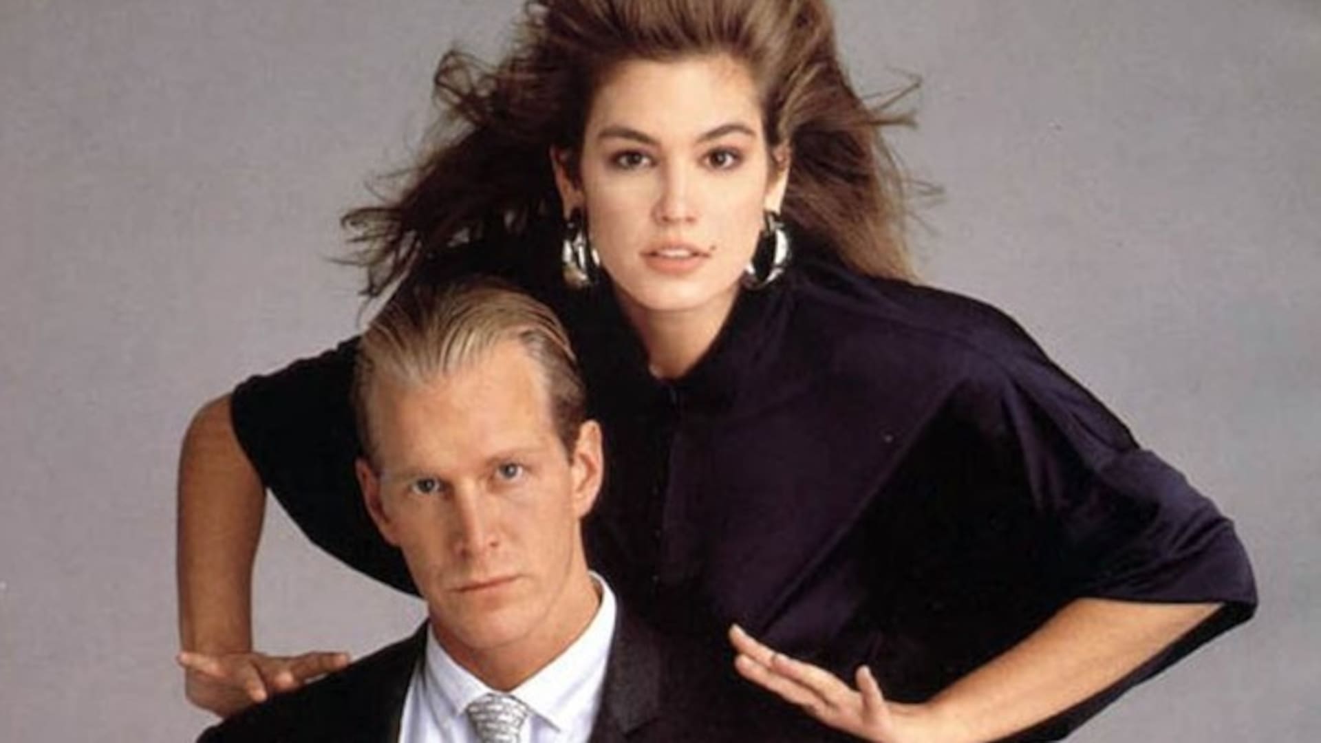 Hoyt Richards en una foto de campaña junto a Cindy Crawford
