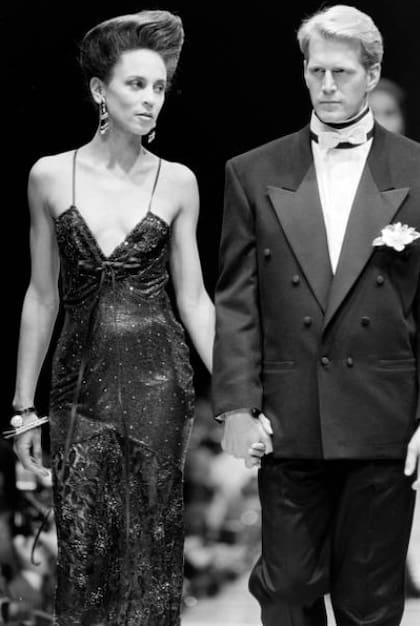 Hoyt Richards y Alva Chinn modelan para Versace, 1987 (Foto: Getty Images)