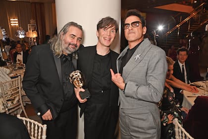 Hoyte van Hoytema (director de fotografía), Cillian Murphy y Robert Downey Jr. celebran el triunfo de Oppenheimer, que arrasó con siete premios.