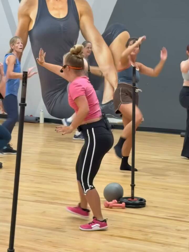 Aubry Alldredge aparece dando una clase de UpBeat Barre y motivando a los participantes durante su debut como instructora