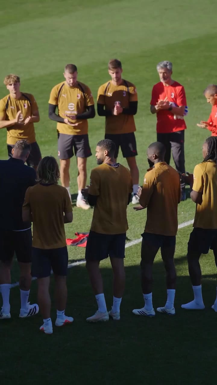El minuto de silencio de los jugadores del Milan por la muerte de Franco Baresi
