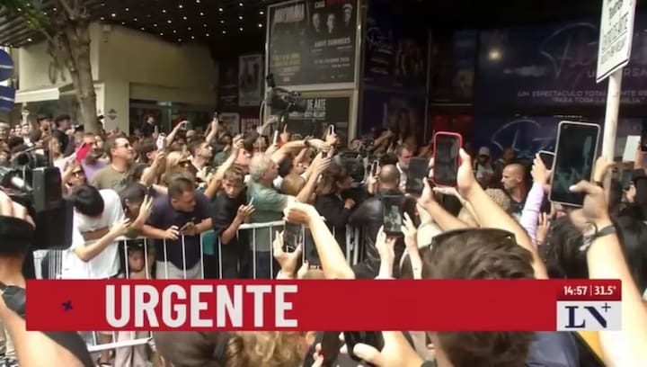 Javier Milei sale del Teatro Roxy