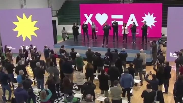 l curioso guiño de Máximo Kirchner a Sergio Massa durante el pase de discurso