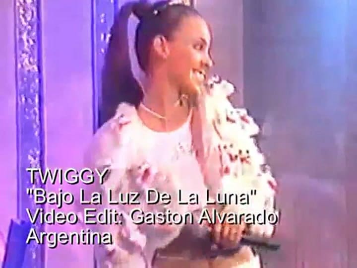 TWIGGY | Bajo La Luz De La Luna