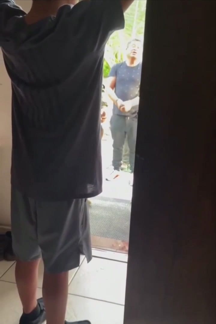 El momento en que ICE se lleva detenido a un hombre en Florida