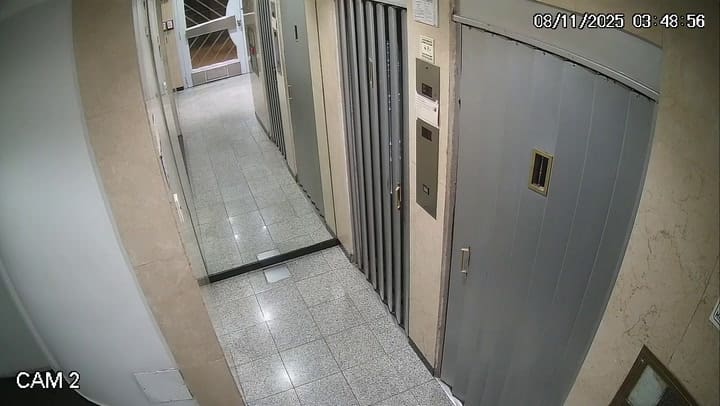A las 3.48 se retiran los tres jóvenes con los objetos robados