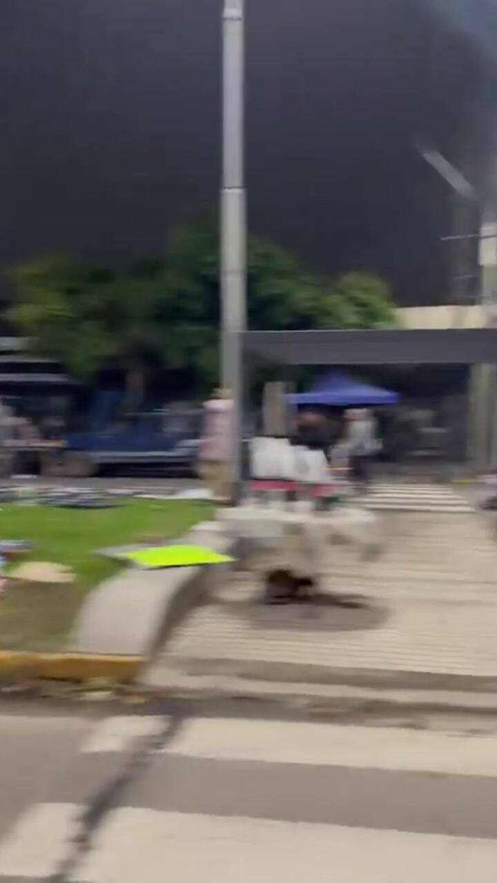 Cientos de personas se encuentran Villa Domínico, en la previa del velorio del Indio Solari