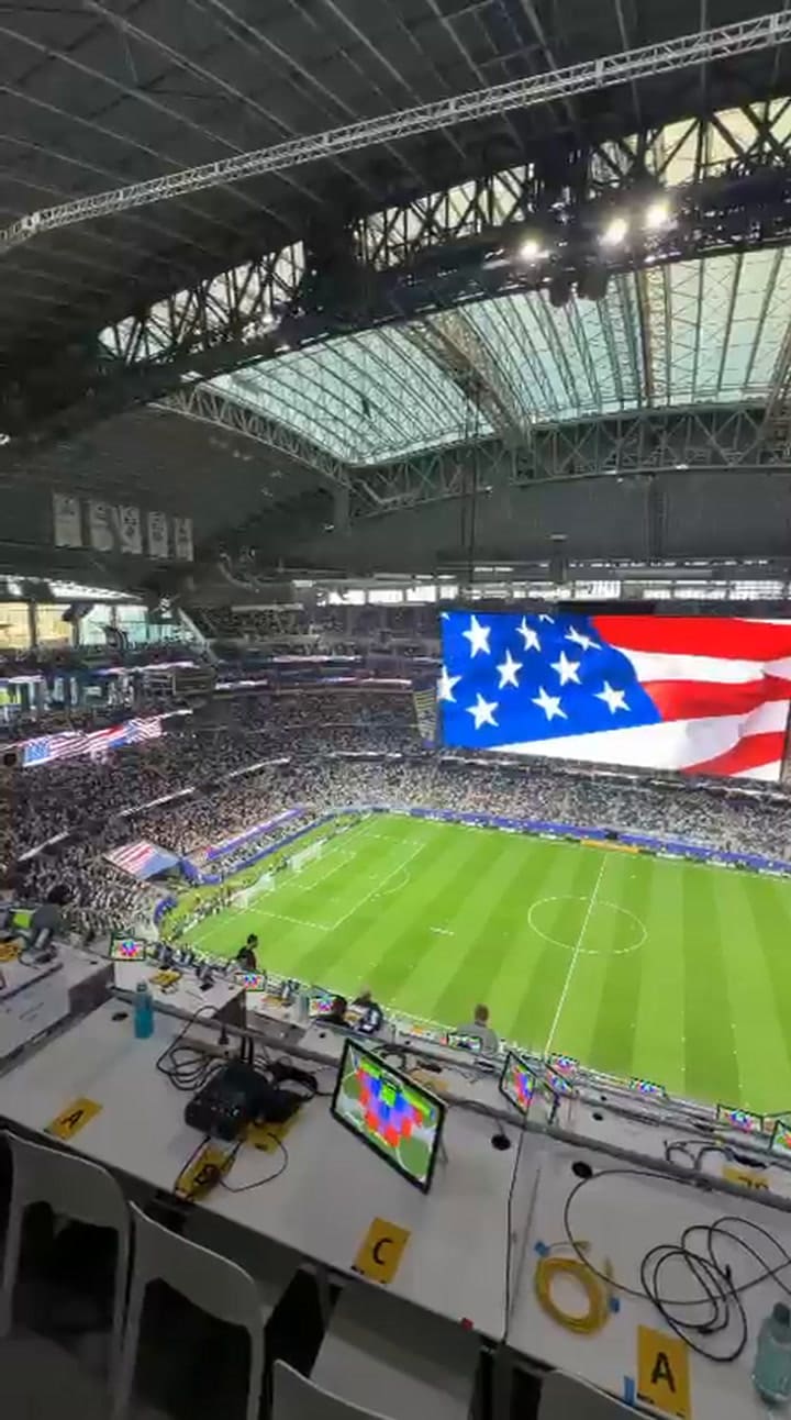 El himno de Estados Unidos suena una hora antes del comienzo del partido