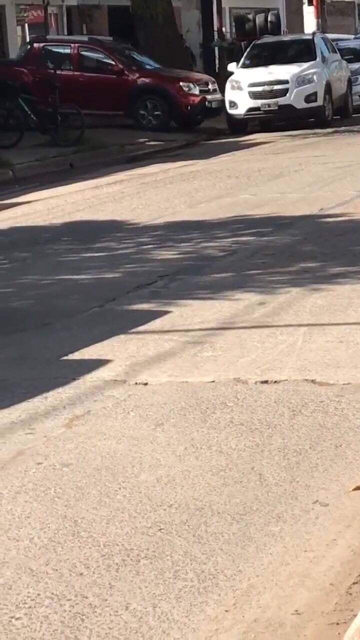 En un ataque de furia, un conductor chocó varias veces a otro vehículo estacionado en su garaje