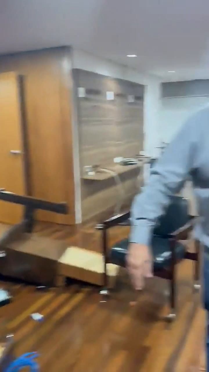 Cuadros, despachos, escritorios y televisores destrozados