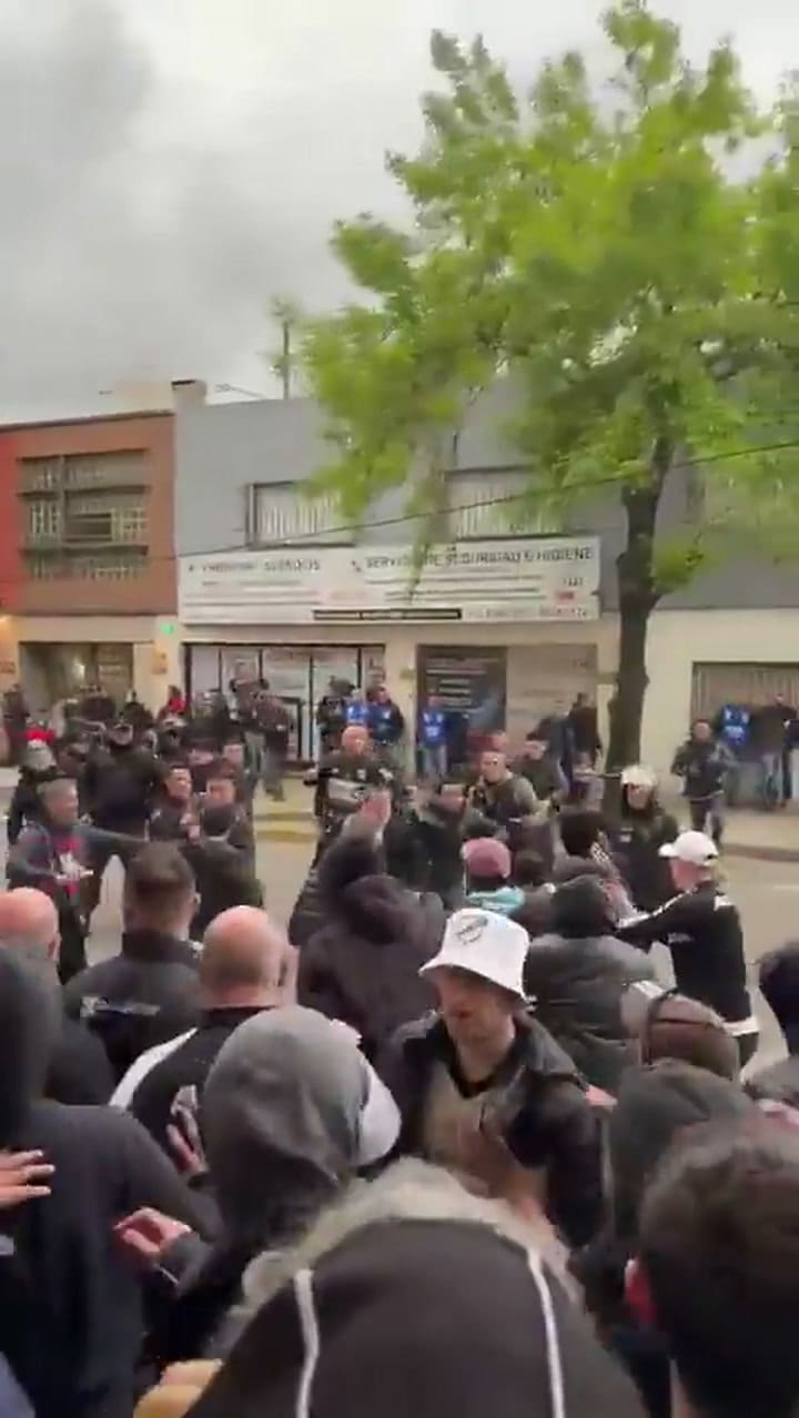 En la previa del partido con Godoy Cruz, hinchas de All Boys se enfrentaron con efectivos de la Policía de la Ciudad