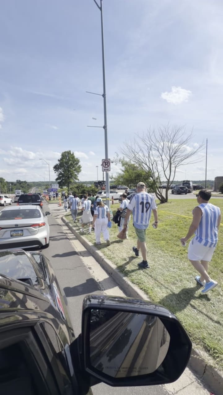 Caos de tránsito en la previa del debut mundialista de la Argentina frente a Argelia (Crédito: Matías Boela)