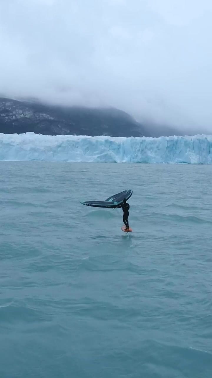 Yago Lange navega en el glaciar Perito Moreno
