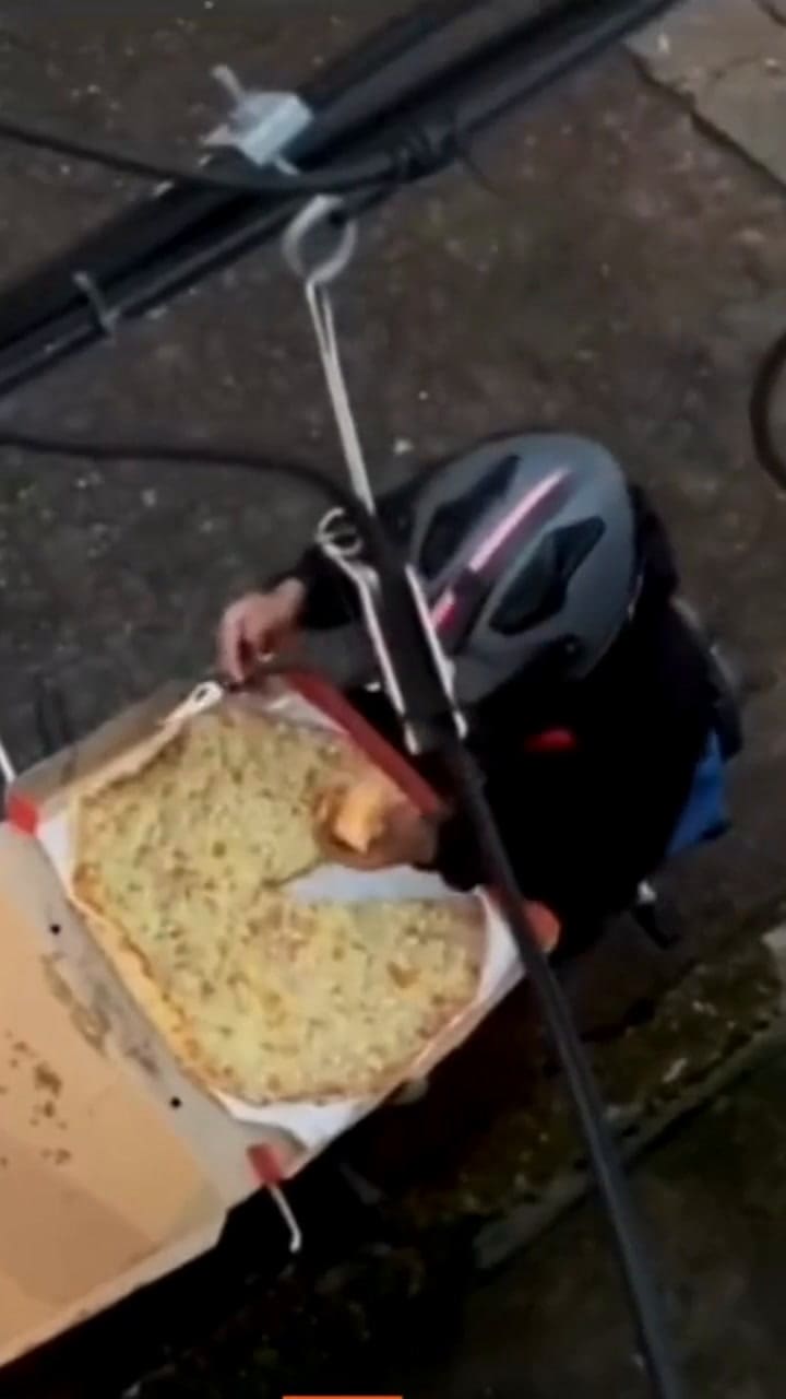Antes de entregar una pizza, un repartidor se comió una porción y lo escondió de manera asombrosa