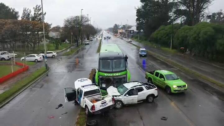 Mar del Plata: un paciente psiquiátrico robó una patrulla policial y provocó triple choque