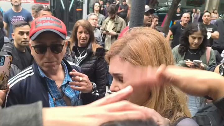 La gente increpó, en la puerta de Diputados, a Lilia Lemoine. Crédito: Fabián Marelli
