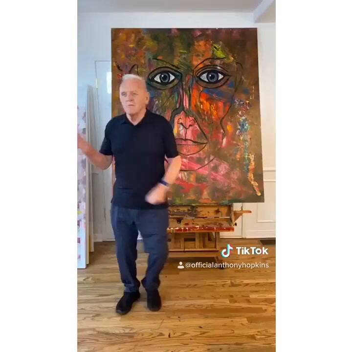 Anthony Hopkins inauguró su cuenta de Tik Tok a puro baile