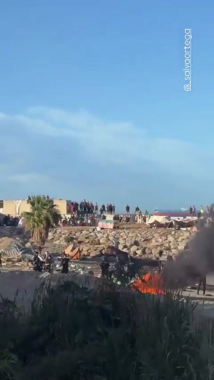 Manifestantes prendieron fuego las pertenencias de los migrantes