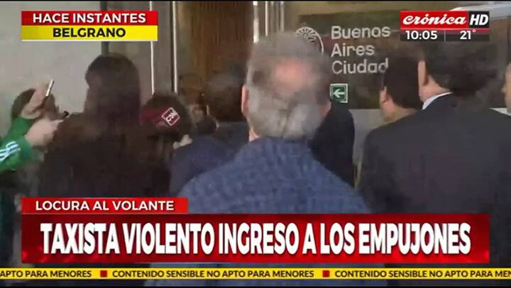 El ingreso del taxista a la fiscalía - Fuente: Crónica
