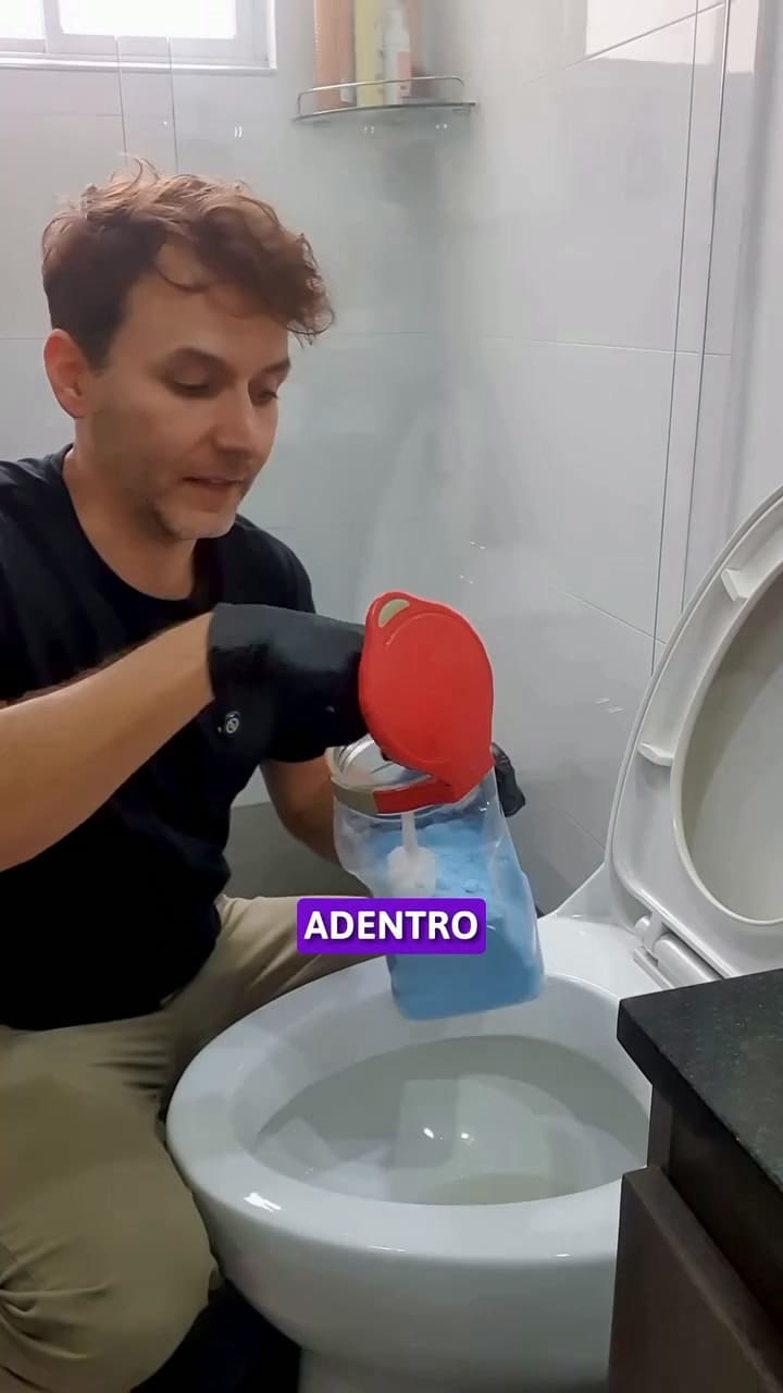 El método correcto para limpiar el inodoro, según un ingeniero químico