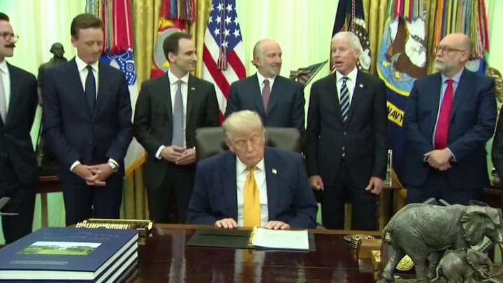 Trump interrumpe a un funcionario