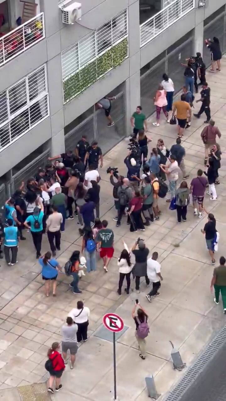 Vecinos de Parque Patricios quisieron entrar por la fuerza al complejo de viviendas