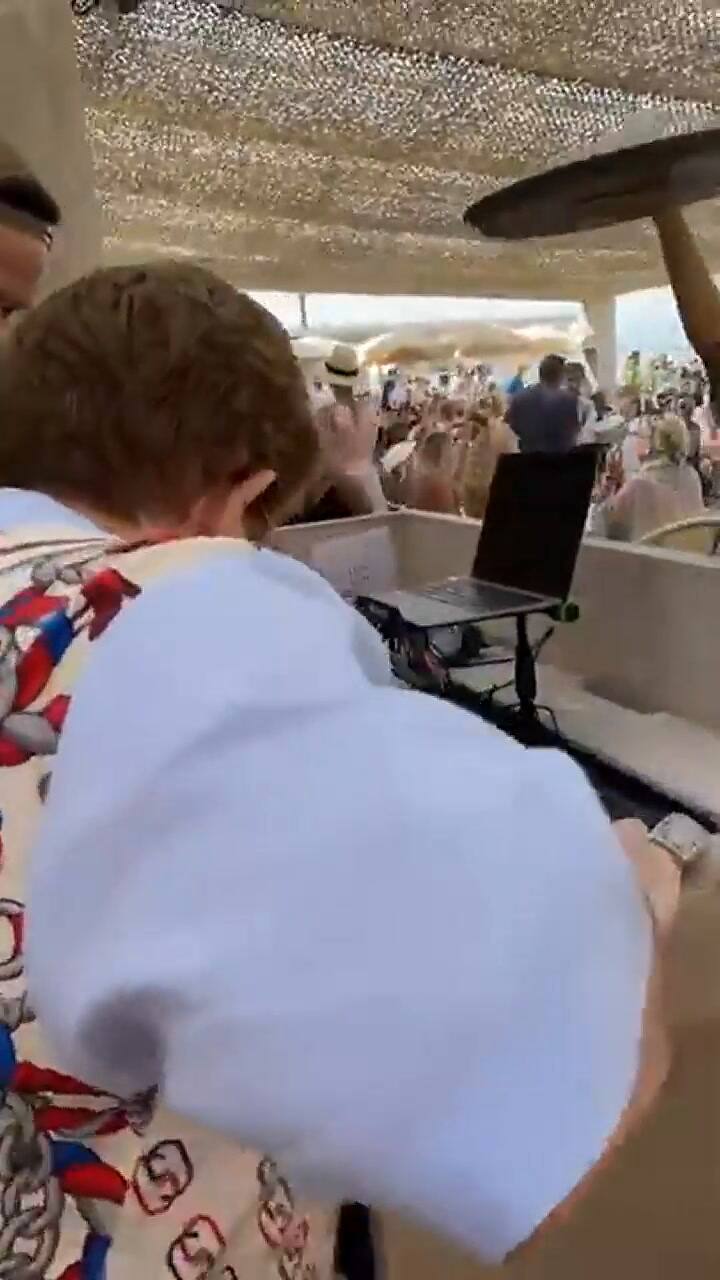 Elton John sorprendió al cantar en una playa de Francia