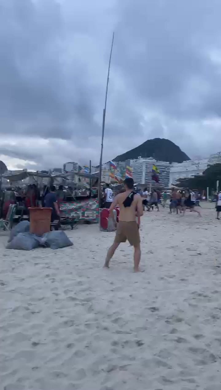 El momento del ataque de los hinchas de Fluminense a los de Boca
