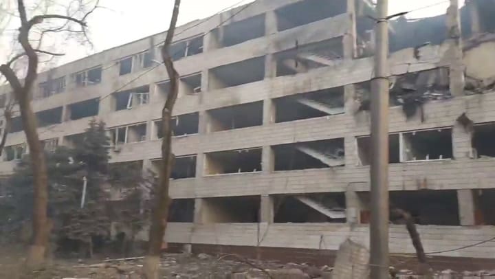Una universidad y un edificio municipal alcanzados por los bombardeos en Mariupol