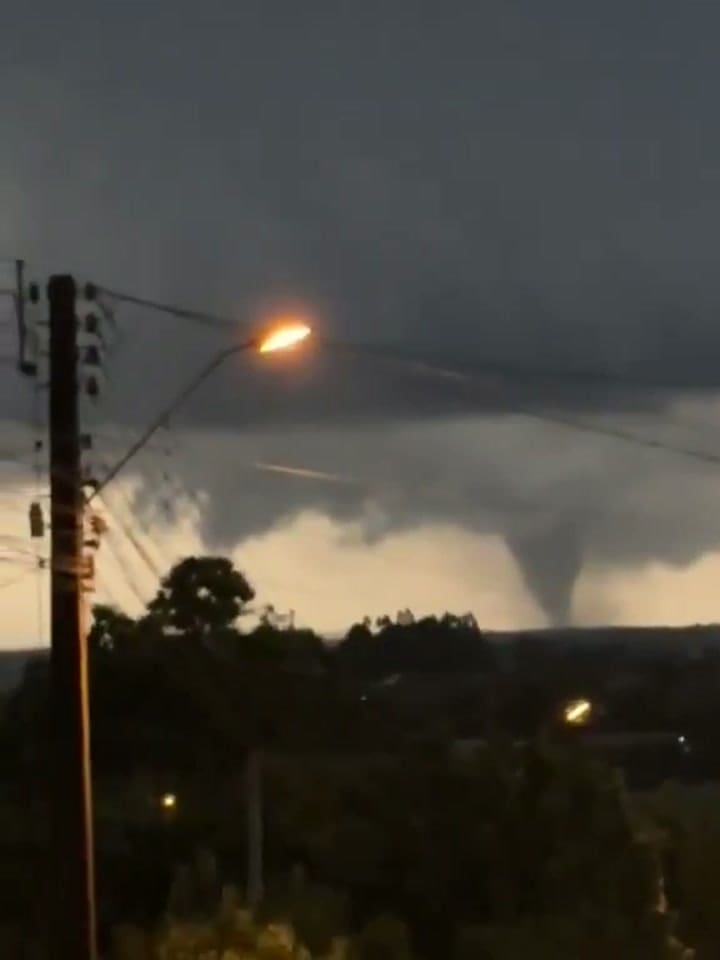 El tornado estuvo acompañada por numerosos rayos