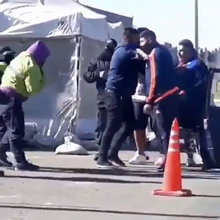 Baradero. No tenían permiso para circular y le dieron una paliza al inspector que los paró