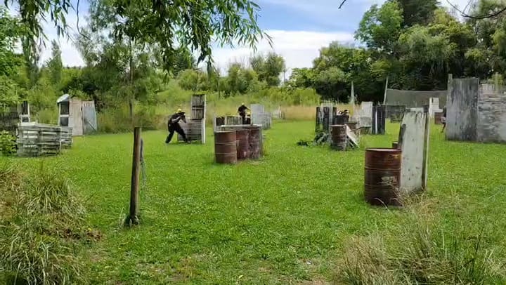 Según José Luis Tato, director operativo de La Colina Paintball, este deporte permite “identificar el perfil de atención y acción, reconocer fortalezas y debilidades, y evaluar el perfil de riesgo en la toma de decisiones”