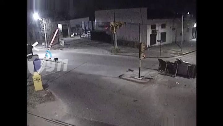 Brutal choque de un auto contra un semáforo en Córdoba