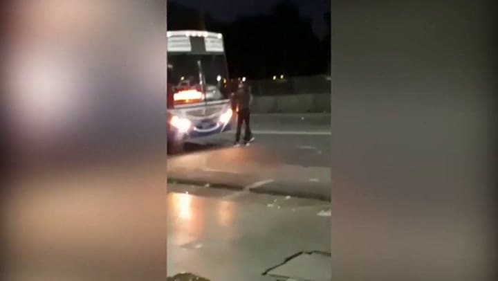 Discusión entre un chofer y dos jóvenes en Rivadavia y General Paz - Fuente: m1