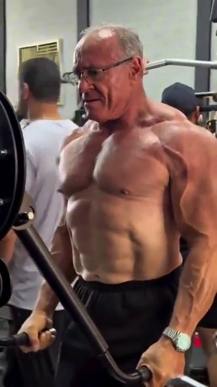 Tiene 55 años, combatió una obesidad mórbida y hoy es estrella de las redes sociales